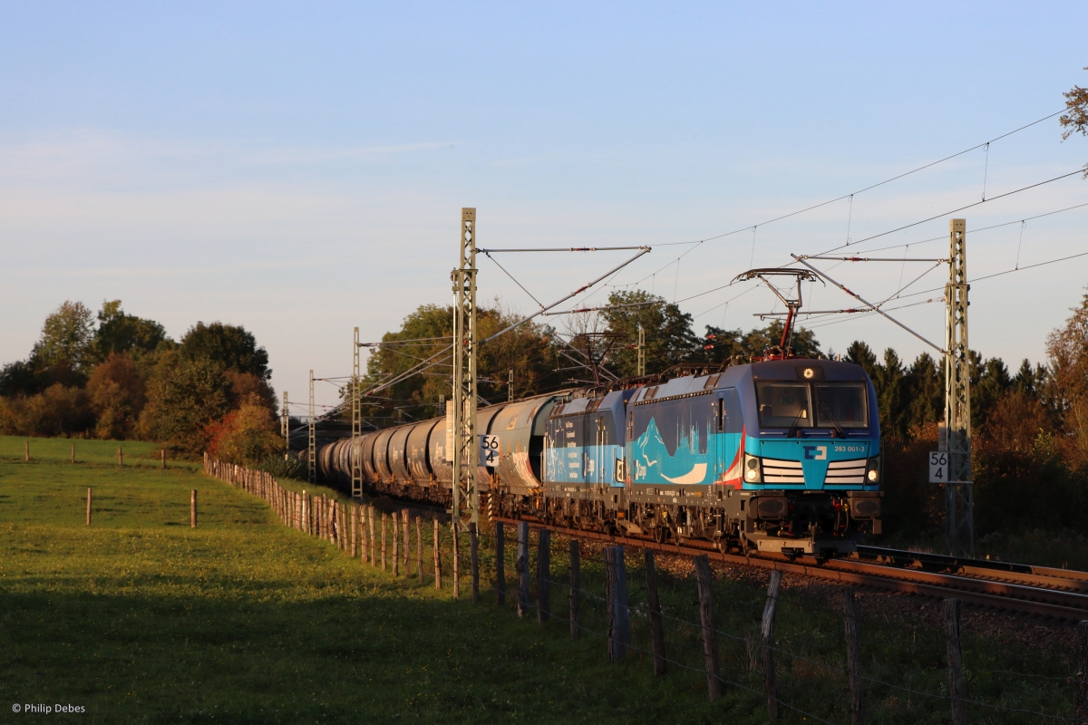 393 001-3 und 393 010-6 (CD Cargo) mit einem Silozug in ...