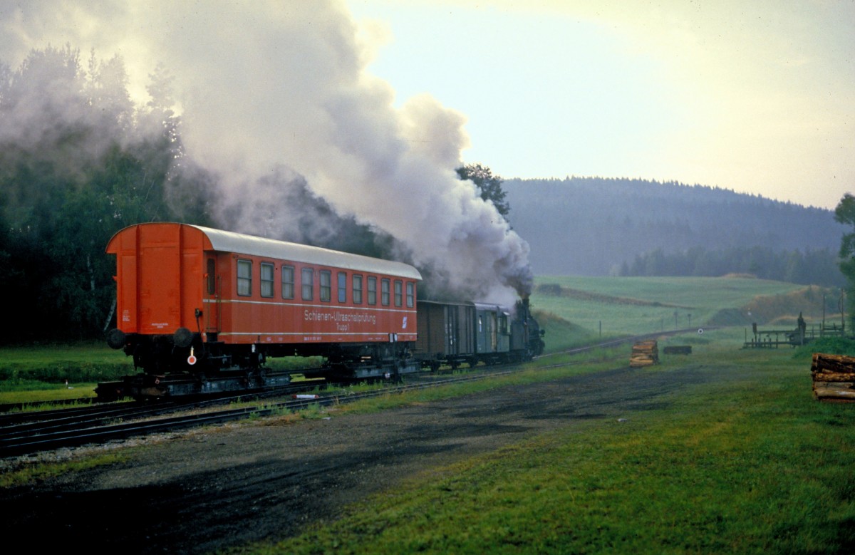 399-04 verlässt früh morgens mit dem Schienenprüfwagen den Bahnhof Steinbach-Großpertholz in Richtung Groß Gerungs(1986).