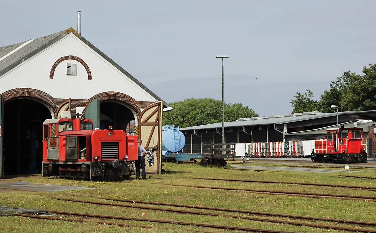 399 105-6 am 27.06.2018 vor dem Lokschuppen der Wangerooger Inselbahn, im Hintergrund eine der beiden Schoema-Loks