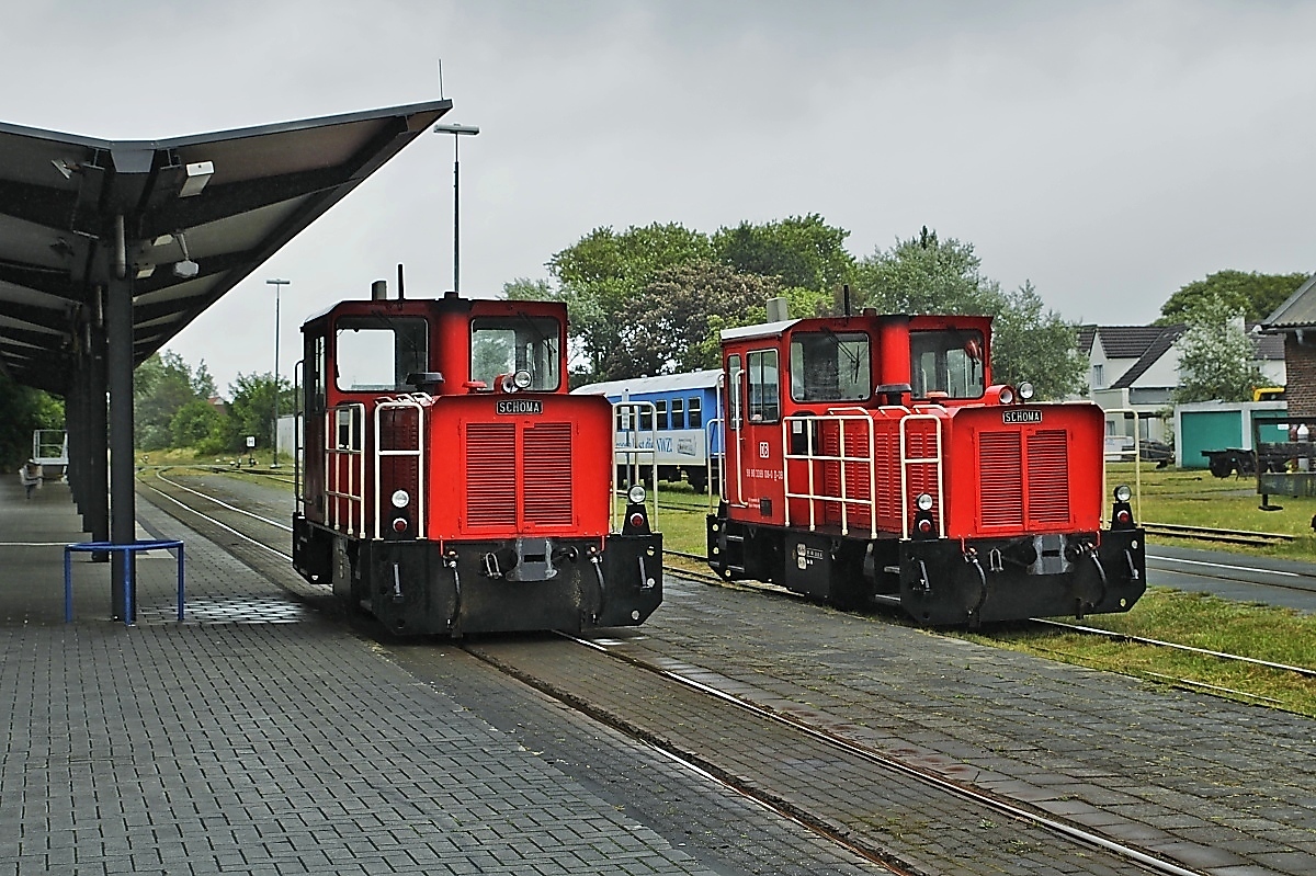 399 107-2 und 399 108-0 pausieren am 24.06.2018 im Wangerooger Ortsbahnhof