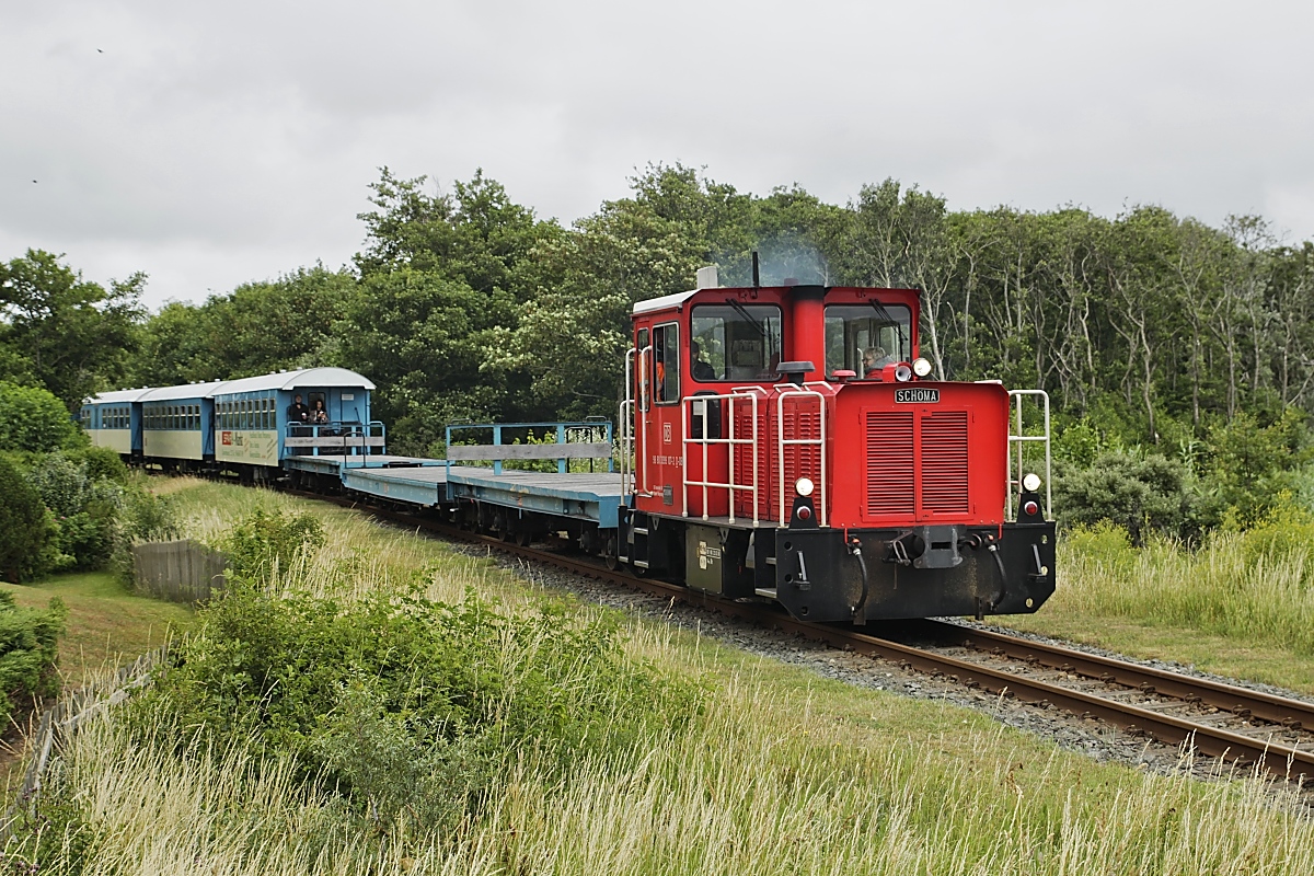399 108-0 hat mit ihrem Zug zum Anleger am 24.06.2018 kurz zuvor den Wangerooger Inselbahnhof verlassen und wird gleich das Deichtor durchfahren