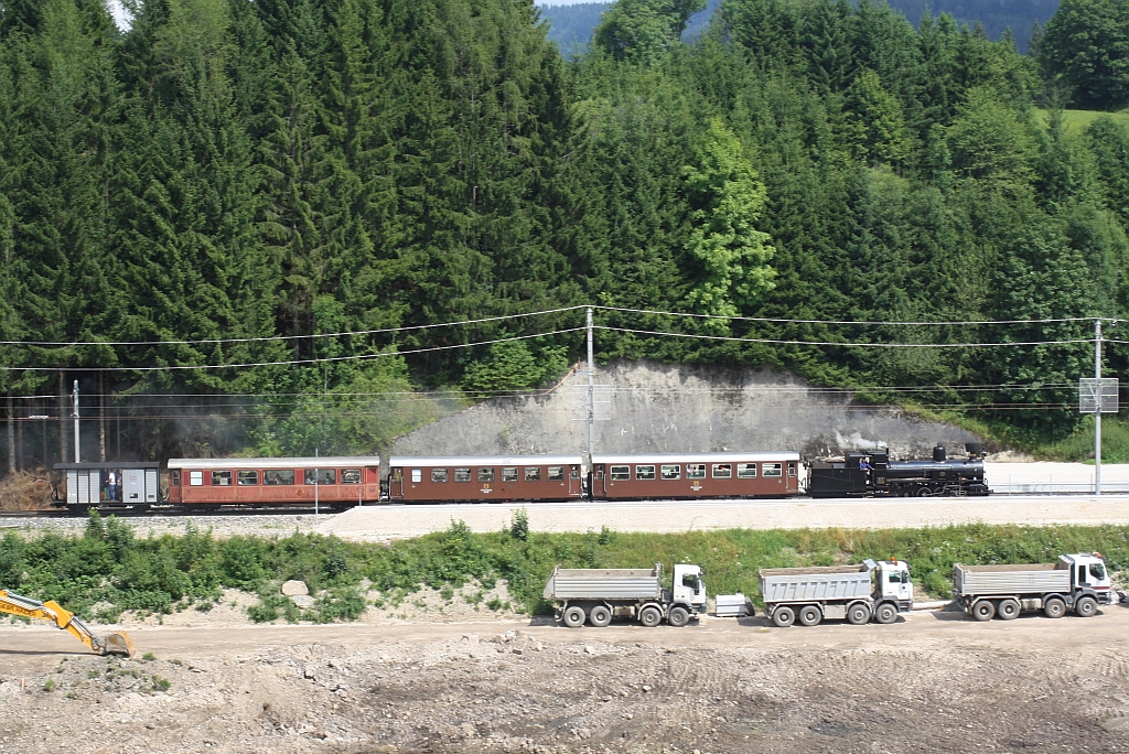 399.06 (angeschrieben als Mh.6) des Eisenbahnclub Mh.6 fährt am 27.Juli 2014 durch den Bf. Wienerbruck-Josefsberg.