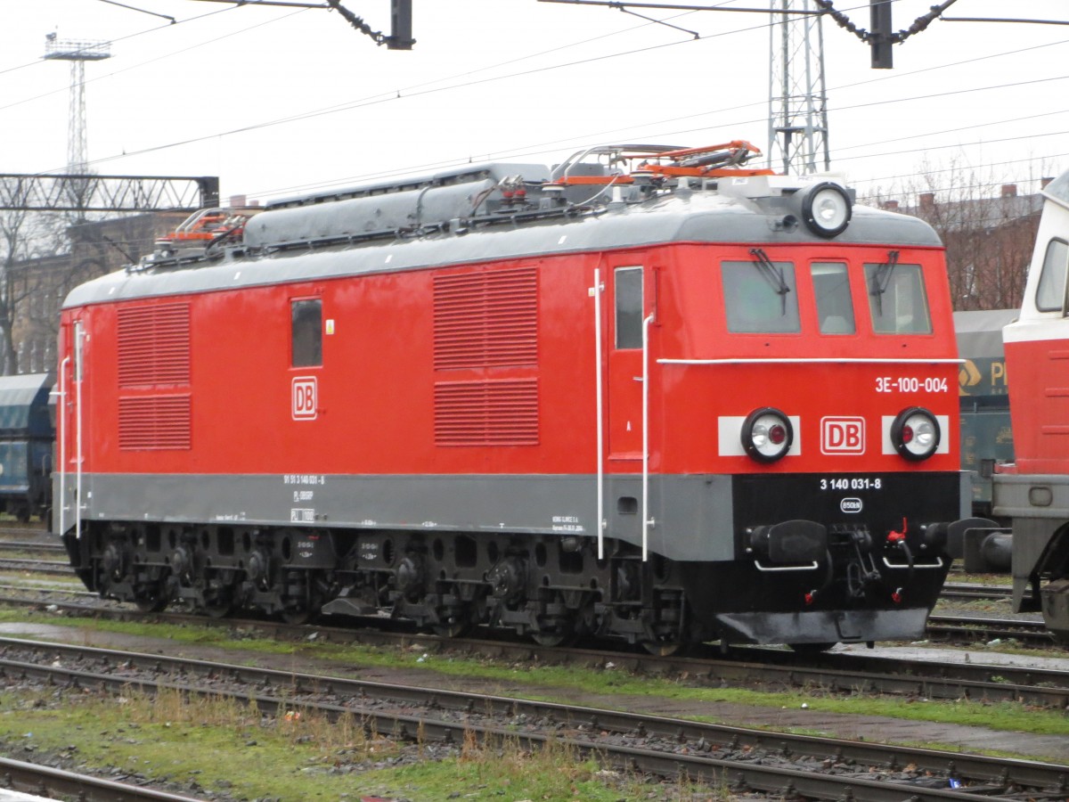 3E-100-004 (3 140 031-8) der DB Schenker Rail Polska am 14.12.2014 im Bahnhof von Kohlfurt (Wegliniec)