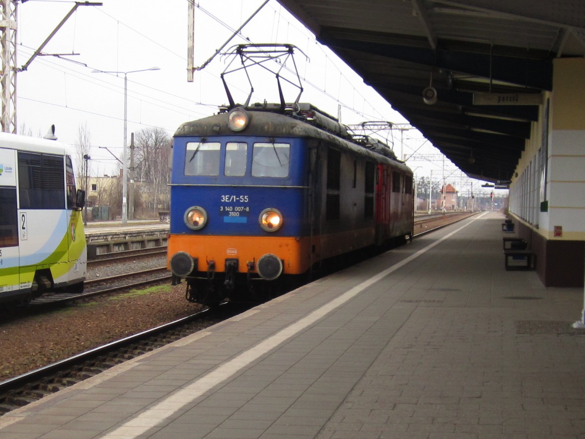 3E-1/55 mit ein anderer 3E1 bei Durchfahrt den Bahnhof Zbaszynek, 01.03.2015