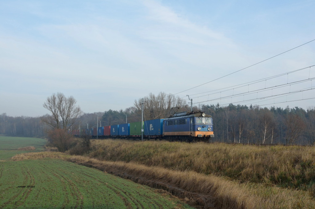 3E/1-031 mit einem Containerzug bei Tychy(Tichau)am 19.11.2013.
