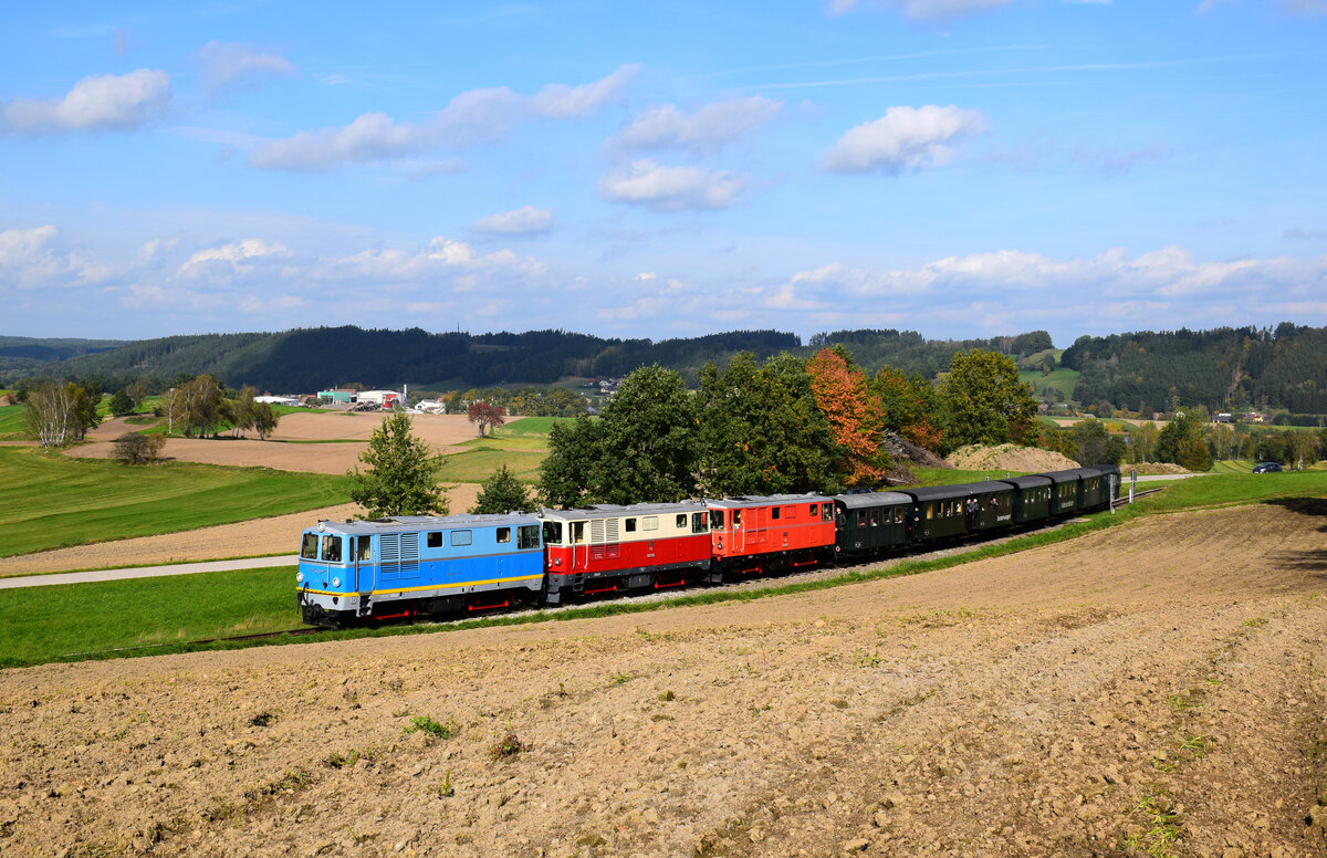 3Fach-Traktion in den weitraer Kurven. Das war am 8-9. Oktober 2022. ein großes Diesellok Fest auf der Waldviertelbahn. Die V10 + V5 + V12 mit dem Nachmittagzug von Gmünd nach Groß Gerungs kurz vor Weitra. Die V10 ist ein Gastlok von die Mariazellerbahn.
Waldviertelbahn, 08.10.2022.