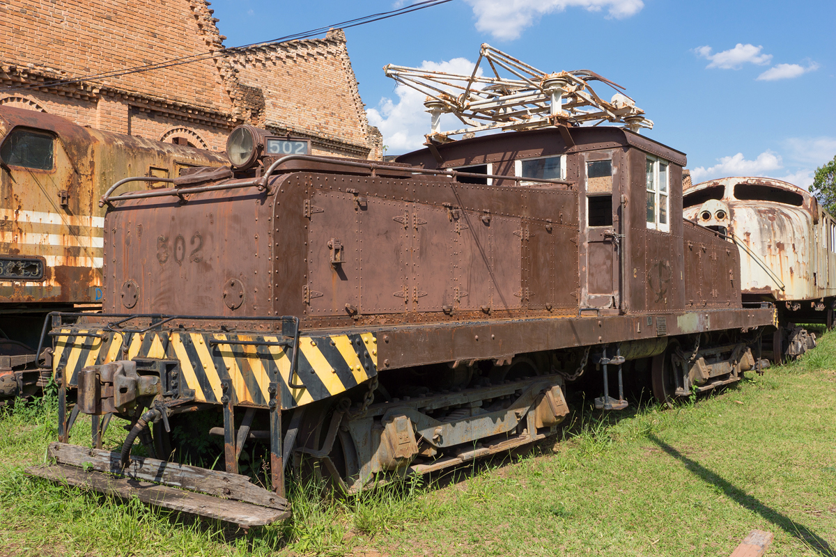 3kV Gleichstrom-E-Lok (Typ B-B-123/123 4GE255) im Eisenbahnmuseum Jundiai/Brasilien. Die Lok wurde 1924 von General Electric in den USA unter der Werksnummer 9408 gebaut und im Juni des gleichen Jahres von der Companhia Paulista de Vias Ferreas (CP) als Lok 502 in Dienst gestellt. Jundiai ist ein Zentrum des Kaffee-Anbaus in Brasilien. Die CP beförderte den Kaffee von Jundiai zum Hafen Santos. 12.10.2017

weitere Informationen:
http://vfco.brazilia.jor.br/locomotivas/Fepasa/15-locomotiva-BB-GE-1m60-6501-desenho.shtml
