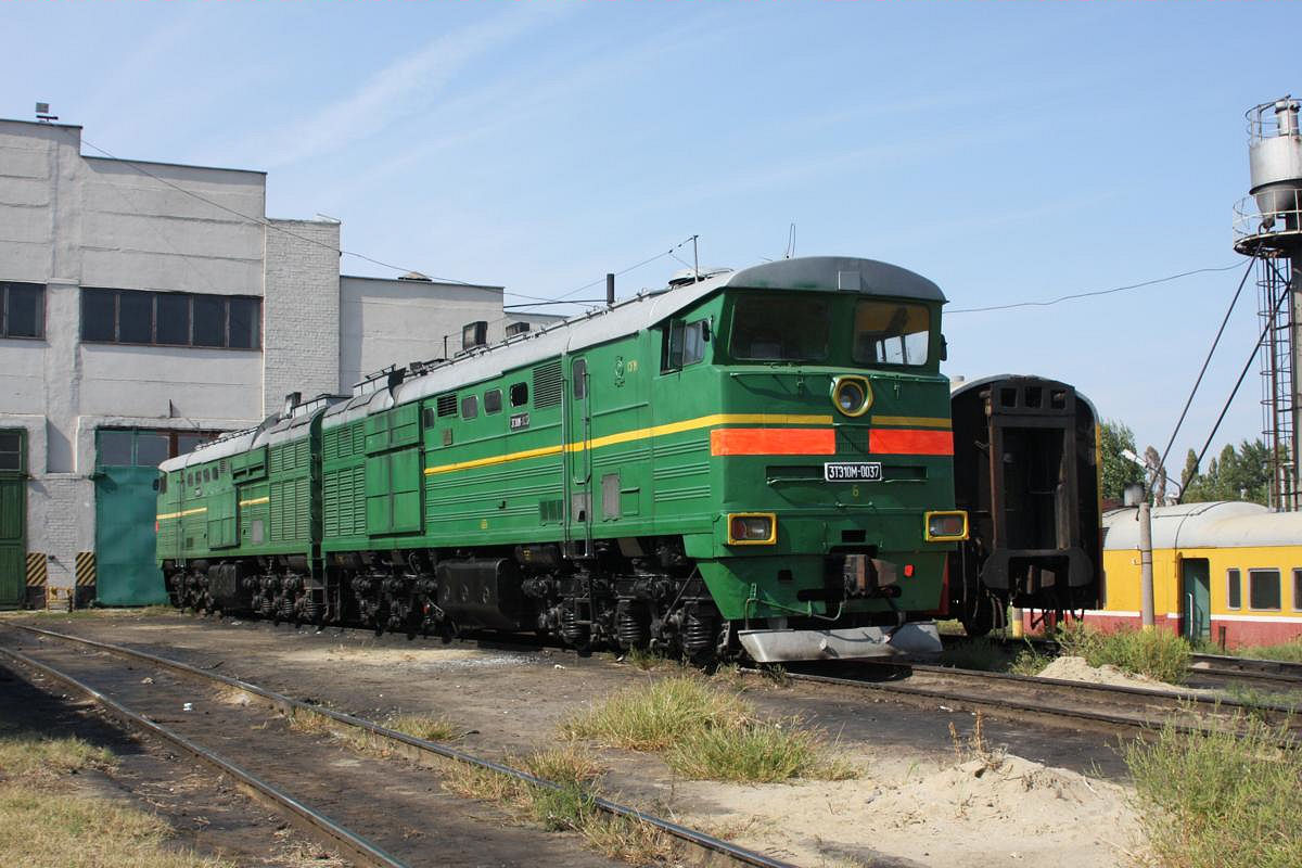 3T310M-0037 vor der Werkhalle des Depot Chisinau am 4.9.2009.