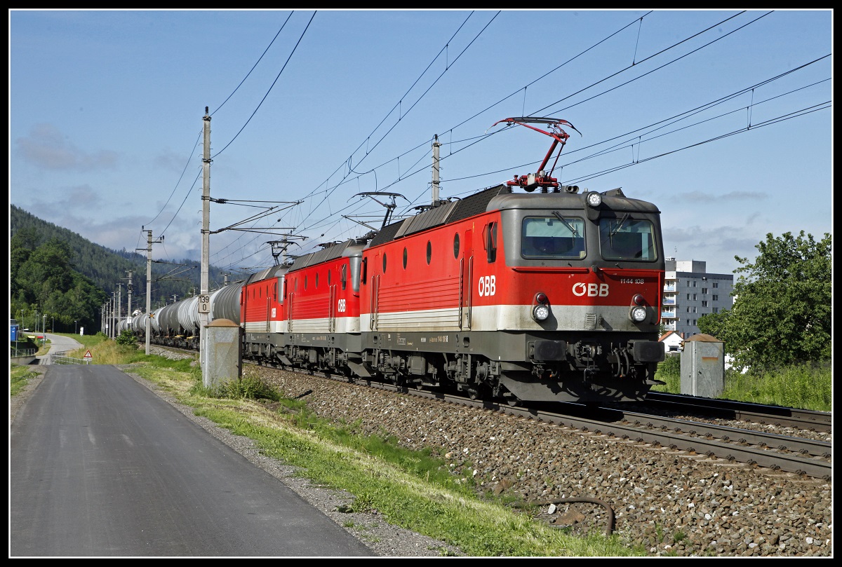 3x1144 mit Güterzug bei Kindberg am 2.07.2020.
