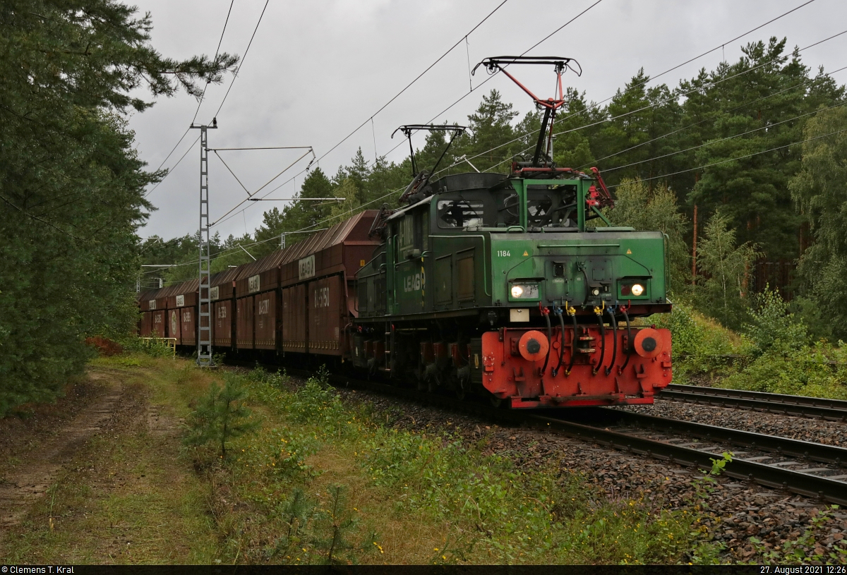 4-1184 (LEW EL2m) fährt bei Mulkwitz (Schleife), vom Kraftwerk Schwarze Pumpe kommend, Richtung Tagebau Nochten. Dieses Gebiet liegt im sächsischen Teil der Lausitz.

🧰 Lausitz Energie Bergbau AG (LEAG)
🚩 Kohleverbindungsbahn Lausitz
🕓 27.8.2021 | 12:26 Uhr