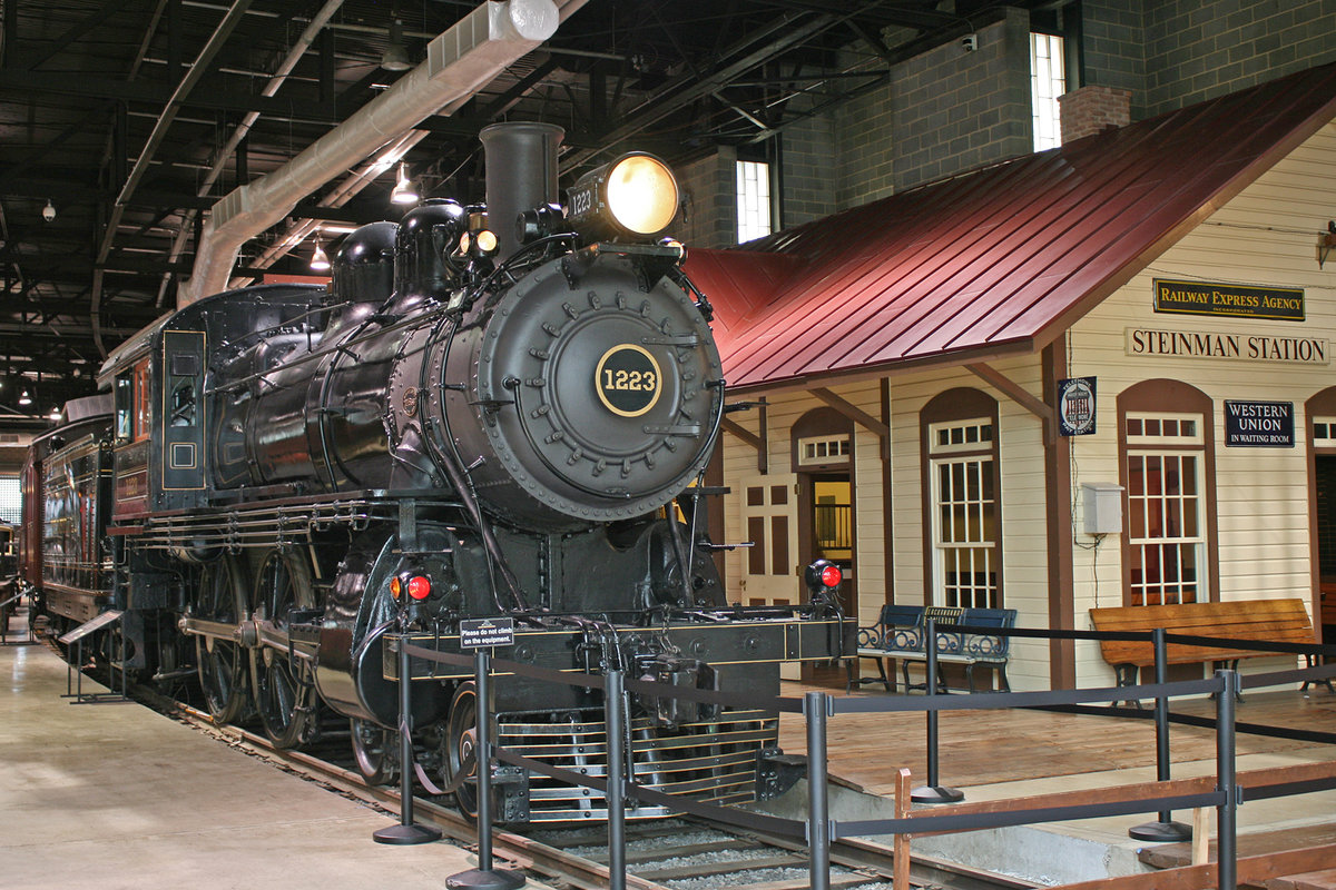 4-4-0  American  Nr. 1223 der Pennsylvania Railroad. Ausgestellt im Railroad Museum of Pennsylvania in Strasburg, Pennsylvania / USA, 17. Mai 2018.