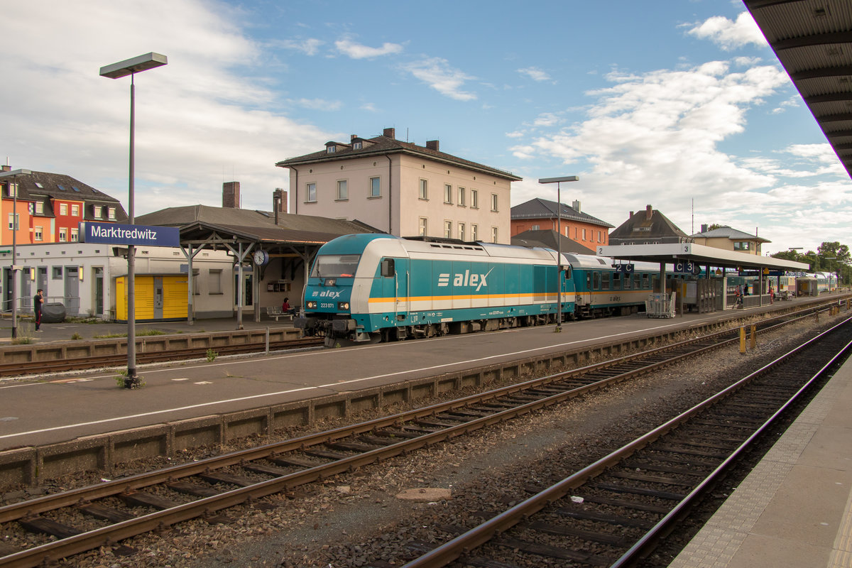 4. August 2017, Bahnhof Marktredwitz: der ALX aus Münschen mit 223 071 wartet auf die Weiterfahrt. 