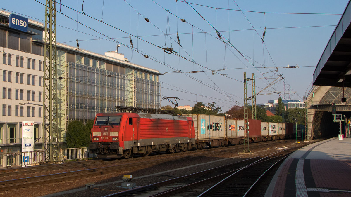 4. August 2018 in Dresden Hbf. 189 001-1 ist gerade mit einem Containerzug gen Süden unterwegs. 