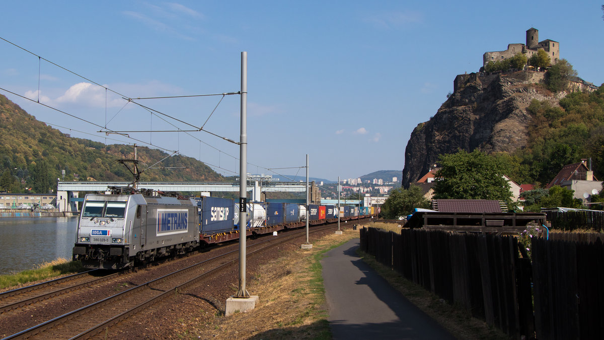 4. August 2018 in Usti nad Labem. Metrans ist mit ihrer 386 028-5 gerade an Burg Schreckenstein vorbeigefahren. 