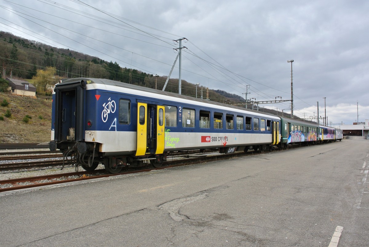 4 ausrangierte Einheitswagen EWI und EWII stehen beim Bahnhof Stein-Sckingen, 01.03.2014. 