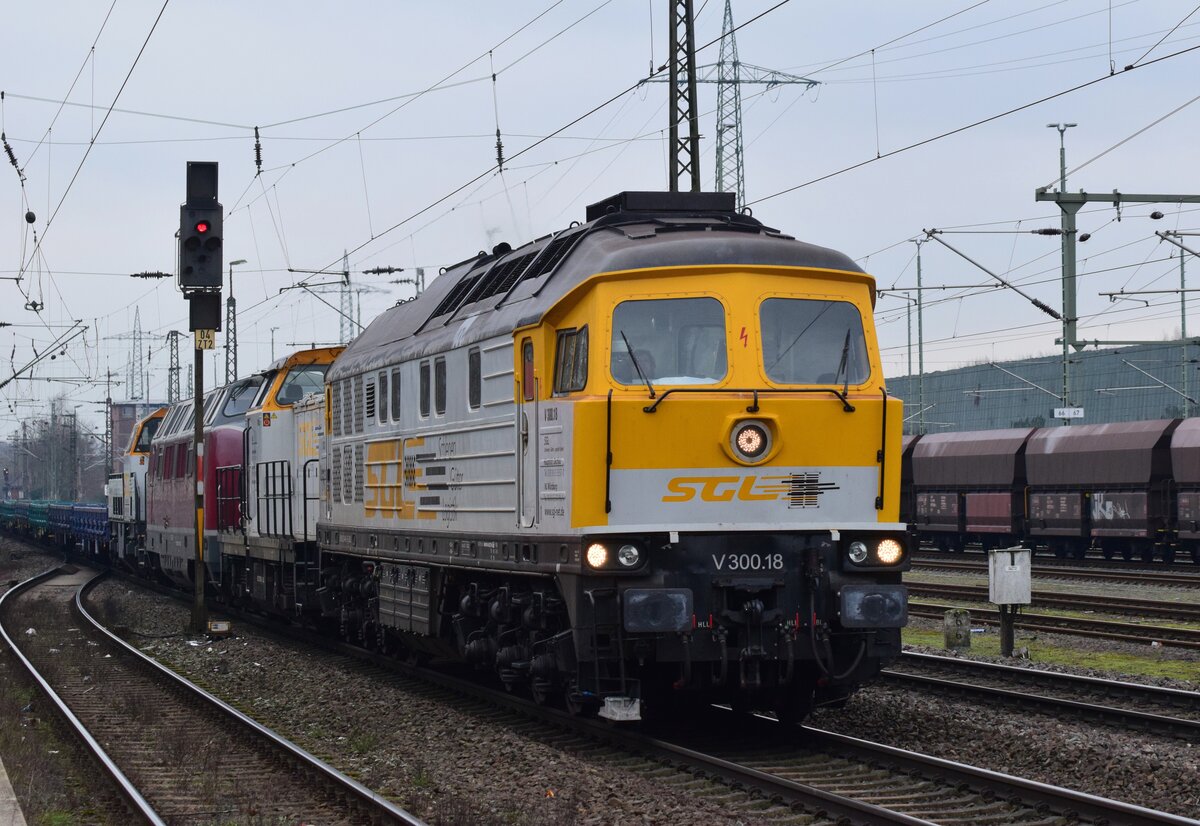4 Baureihen an einem Zug. Am 20.1.23 zog V300.18 (232 446-5) die Loks V180.13 (203 158-1), V270.10 (221 124-1 ), V170.15 (261 309-9) sowie einige K-Wagen durch Bissingheim gen Ruhrpott.

Duisburg 20.01.2023 