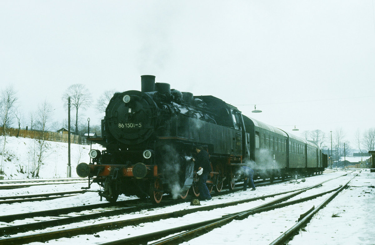 4. Februar 1984: Lok 86 501 im Planeinsatz auf der Strecke von Schlettau nach Crottendorf. Foto in Schlettau, planmäßige Abfahrt 13:16 Uhr.