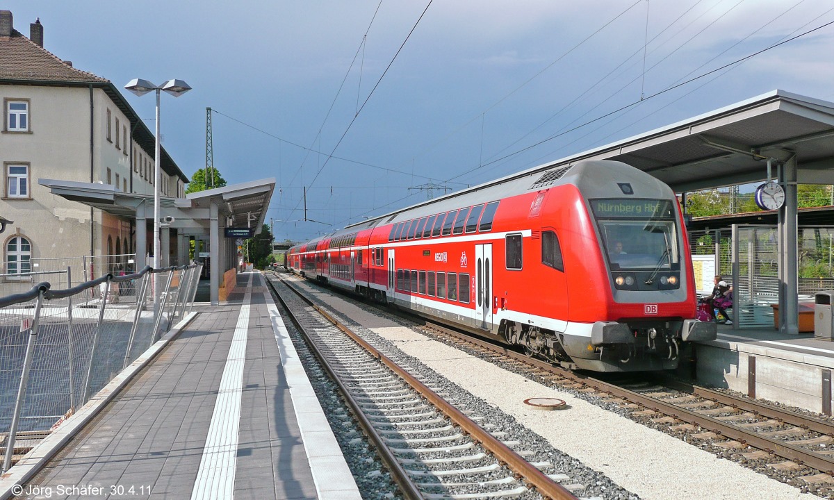 4 Jahre nach Bild-ID 868478 waren die Bahnsteige in Forchheim erhöht worden. Zudem wurde Gleis 1 für die stündlich hier wendende S1 nach Nürnberg neu verlegt. (Blick nach Norden am 30.4.11)