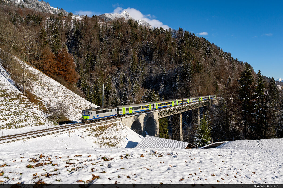 4 Tage bis zum endgültigen Aus: Am 07.12.2021 ist BLS Re 420 501 unterwegs als RegioExpress 4069 von Spiez nach Zweisimmen und konnte hier auf dem Bunschenbach Viadukt bei Weissenburg aufgenommen werden