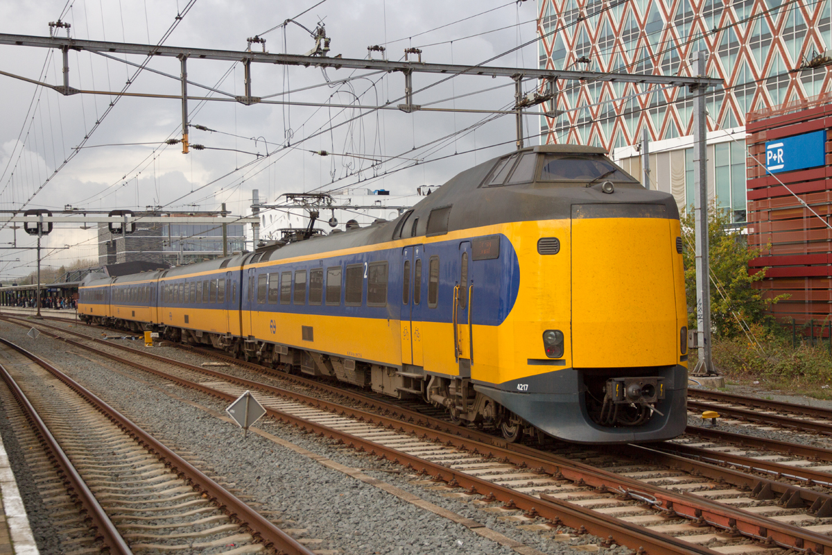 4-Teiliger ICM Triebzug bei der Ankunft im Bahnhof Gouda, am 04.11.2022.