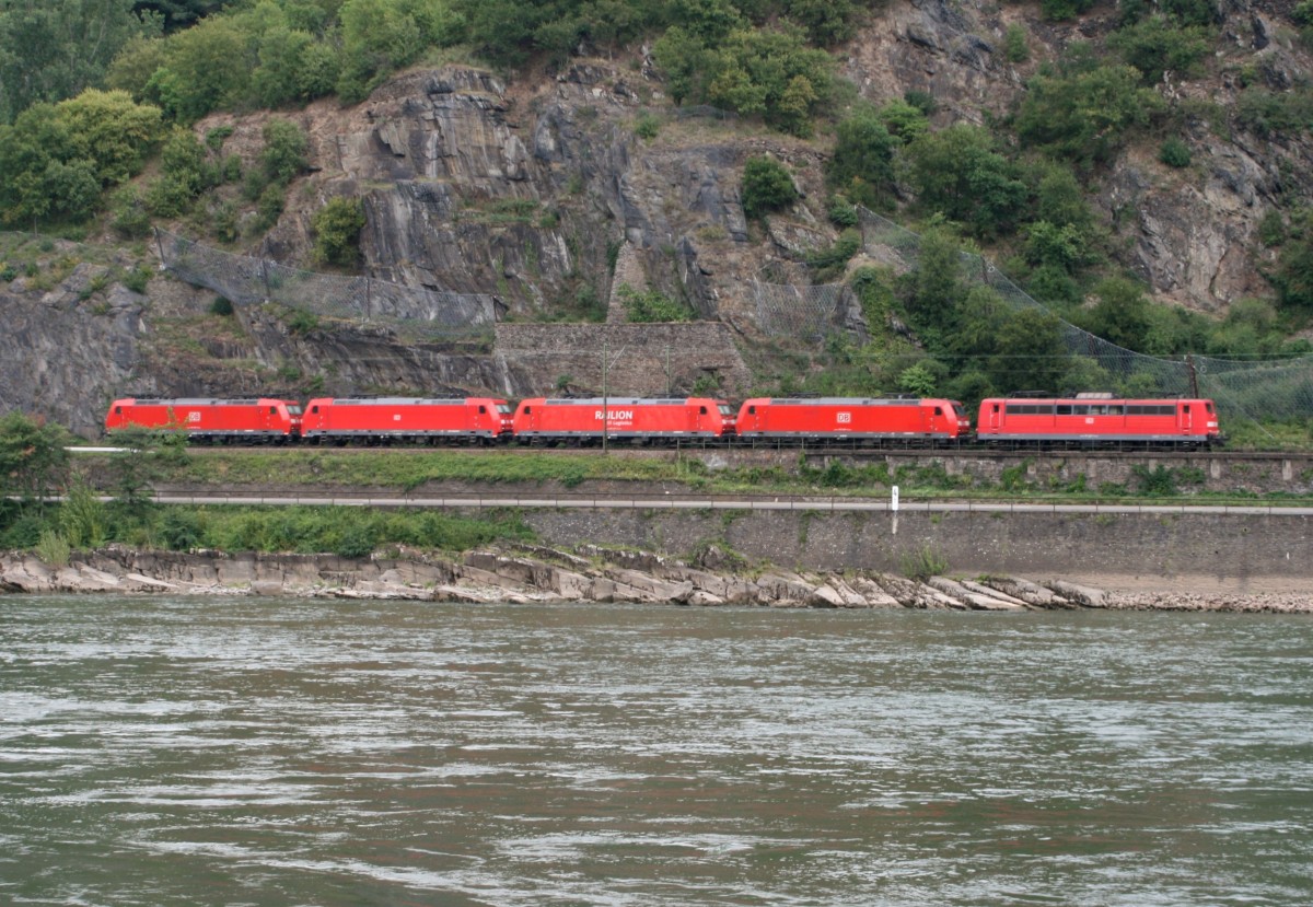 4 x 185 und 1 x 151 als Tfzl 63023 (Basel Bad Rbf–Oberhausen West) am 12.07.2011 zwischen Loreley und St. Goarshausen