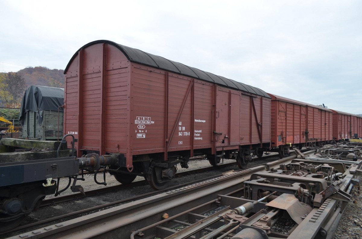 40 50 943 1119-9 Materialkurswagen in Freital Hainsberg bei der Weißeritztalbahn 04.11.2015 (Gibt es auch als H0 Modell: Rivarossi HR6204 Materialkurswagen
Freital-Hainsberg ist aber nicht Vorbild gerecht ?)
