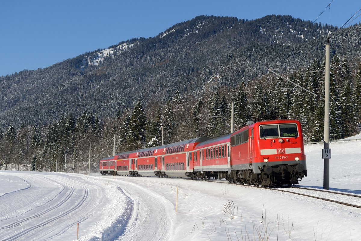 +40 hatte RB 59509, als sie den Fotostandpunkt kurz vor dem Bahnhof Klais passierte. Das war aber nicht der bestens gepflegten 111 025 anzulasten, die ihren  Kamelbuckel-Zug  zuverlässig nach Mittenwald brachte. Hinter der Lok ist bereits ein Wagen der Gattung BDuu 497.2 eingereiht, damit den Reisenden mehr Stauraum für Wintersportgerät zur Verfügung steht (02. Dezember 2013). 