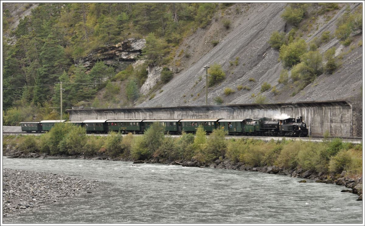 40 Jahr Jubiläum Dampffreunde RhB. Auf der Rückfahrt von Sumvitg-Cumpadials wurden die G 3/4 11  Heidi  und die G 4/5 107  Albula  zusammengekuppelt. Am Vorderrhein kurz vor Trin. (16.09.2017)