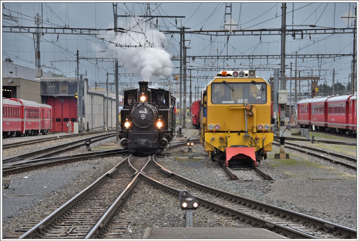 40 Jahr Jubiläum Dampffreunde RhB. Rückkehr in Landquart. Wegen einsetzender Dunkelheit und strömendem Regen lässt die Schärfe etwas zu wünschen übrig. (16.09.2017)