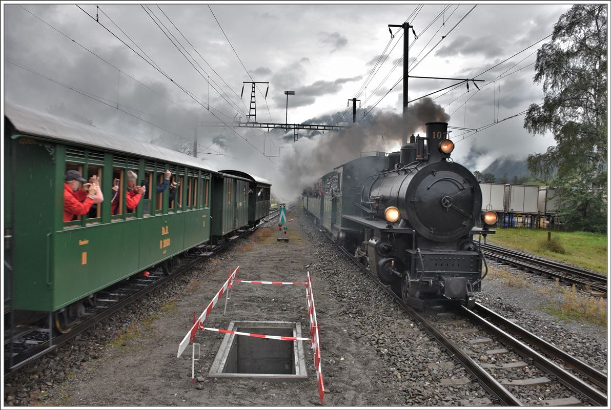40 Jahr Jubiläum Dampffreunde RhB. Parallelfahrt von G 4/5 107  Albula  und G 3/4 11  Heidi  zwischen Chur und Reichenau-Tamins in Felsberg. (16.09.2017)