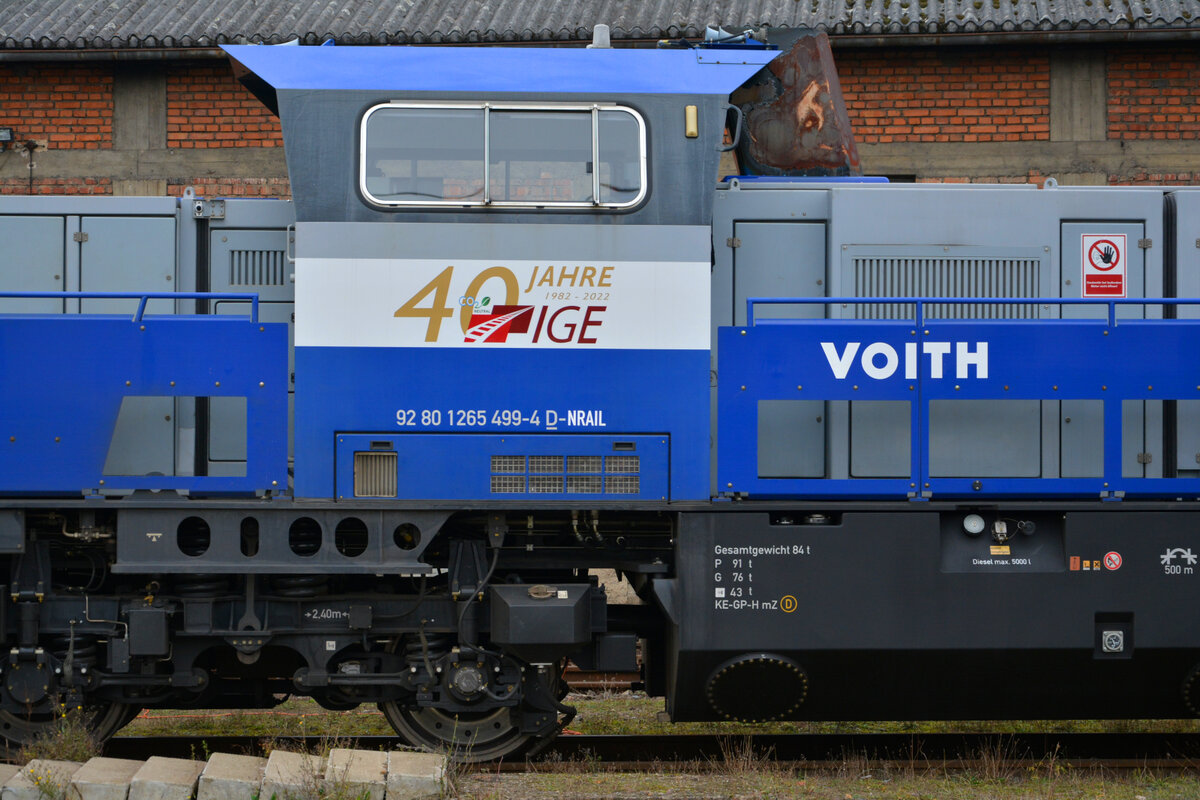 40 Jahre IGE: Die 1982 gegründete Internationale Gesellschaft für Eisenbahnverkehr aus Hersbruck feiert im Jahr 2022 ihr 40-jähriges Firmenjubiläum. Dafür wirbt seit dem letzten Jahr die für die IGE fahrende VOITH Gravita 15L BB 92 80 1265 499-4 D-NRAIL. Am 30. Oktober 2021 konnte die Maschine bei ihrer Wochenendruhe vor dem Lokschuppen des DGEG-Museums in Würzburg-Zell porträtiert werden.
