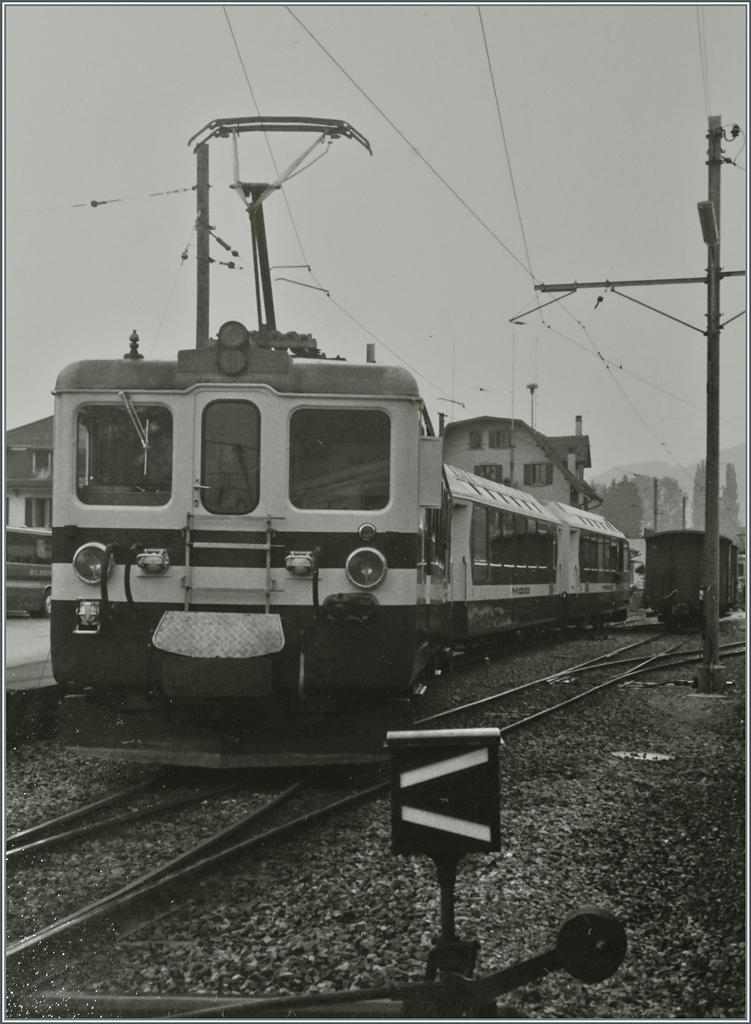 40 Jahre MOB Panoramic Express: Vor gut vierzig Jahren  erfand  die MOB die Panorama-Wagen, welche seitehr bei auch bei weiteren Bahnen mit Erfolg einen schönen Ausblick bescheren. Eine für Sa/So 21/22. Mai 2016 in Gstaad stattfindende Ausstellung zu diesem Thema veranlasste mich etwas im Archiv zu stöbern, wobei der Fundus eher gering ausfiel.
Ein BDe 4/4 mit eine Panorama Express in Blonay als Testfahrt für eine in Kürze stattfindende Gruppenfahrt erster Klasse. 
18. Juli 1985