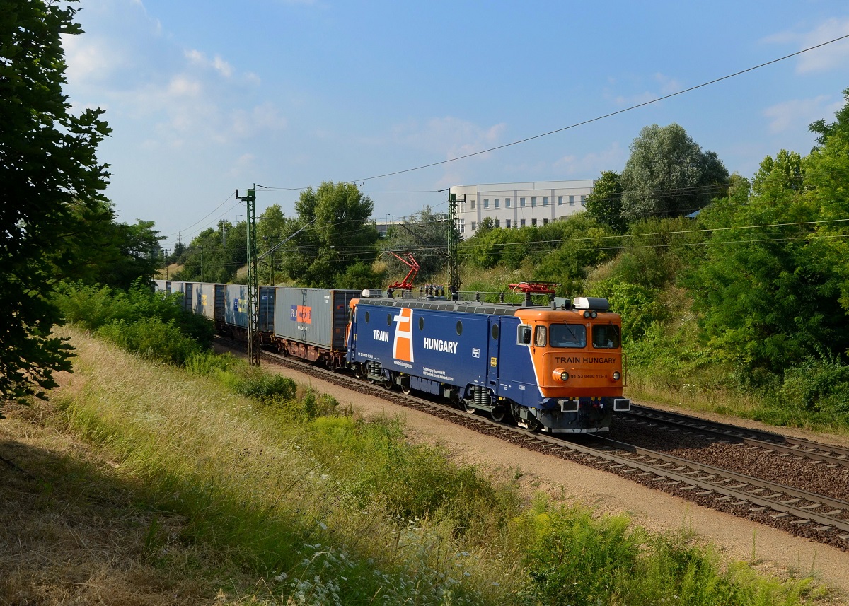 400 115 mit einem Containerzug am 27.07.2013 bei Biatorbágy.