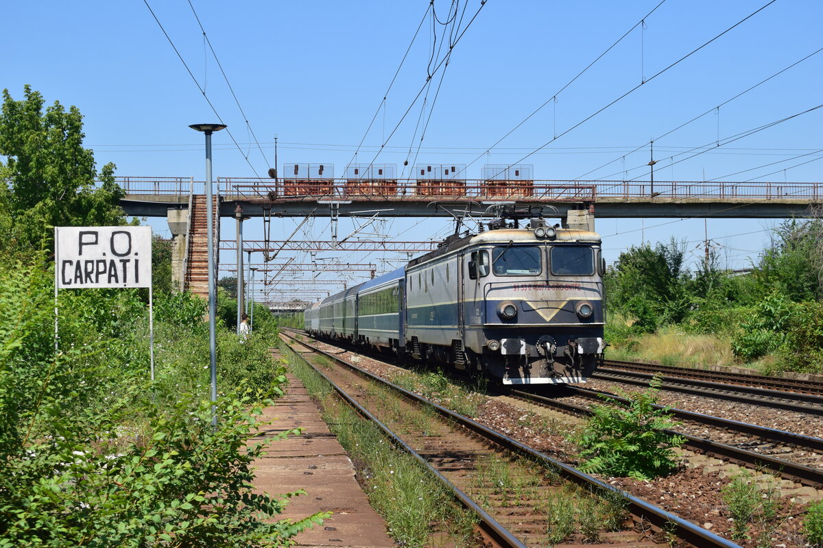 400 772-6 rauscht mit dem IR 1660 Iasi - Bucuresti Nord durch Carpati in Richtung Bucuresti Nord.

Bukarest 03.08.2026