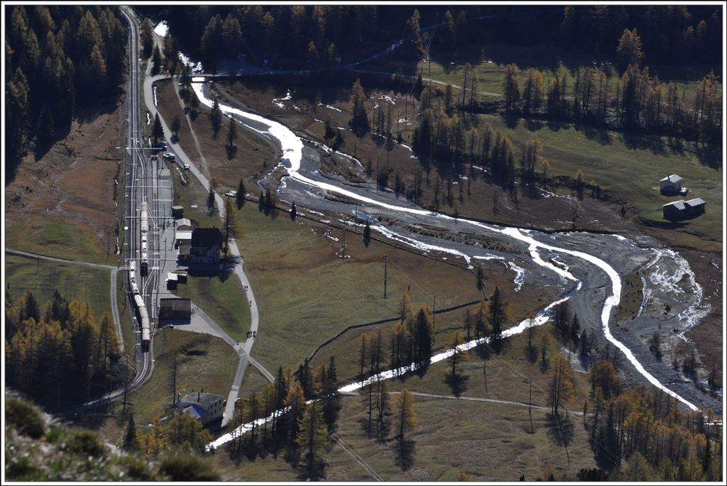 400 Höhenmeter und 20 Minuten Fahrt trennen Alp Grüm von Cavaglia, wo sich soeben der BerninaExpress 961 aus Davos und der R1640 aus Tirano kreuzen. (26.10.2014)