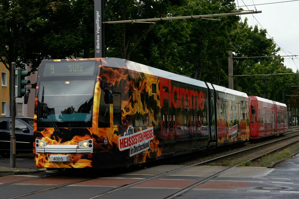 4005 mit neuer Ganzreklame  Flamme Kchen + Mbel  auf der Hermeskeiler Strae am 18.08.2013.