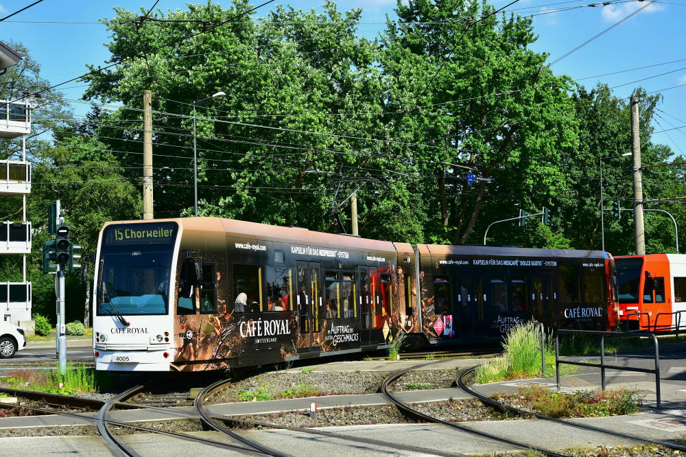 4005 wurde eine neue Ganzreklame  Café Royal  angebracht. Hier zu sehen auf der Kreuzung Wilhelm-Sollmann-Str./Neusser Straße am 29.05.2017.

