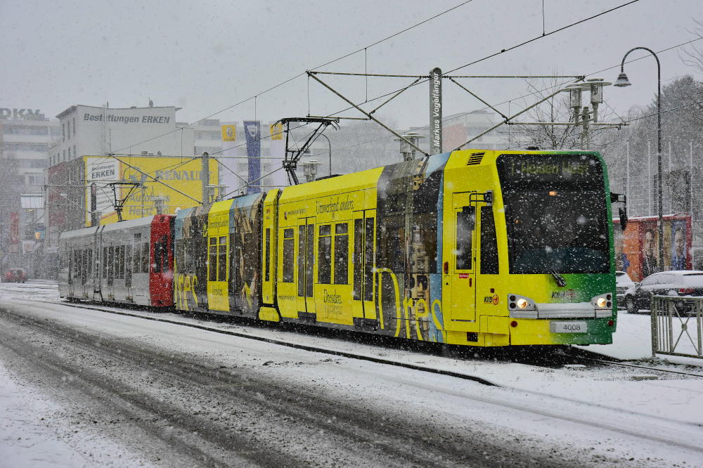4008 und 4001 im wilden Schneegestöber am frühen Morgen des 24.01.2015 an der Haltestelle Weiden Schulstraße.