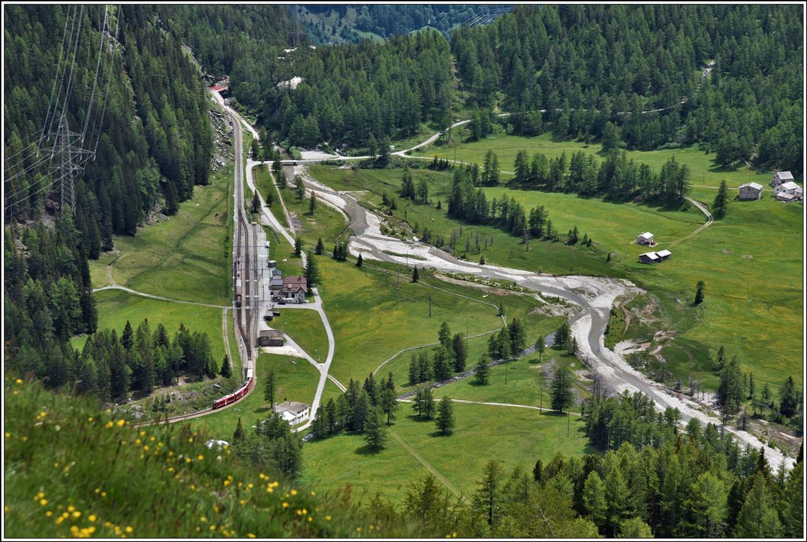 400m tiefer als Alp Grüm befindet sich die Station Cavaglia, wo sich soeben R1633 nach Campocologno mit ABe 8/12 3509 und R1652 nach St.Moritz mit ABe 8/12 3501 gekreuzt haben. (09.06.2020)