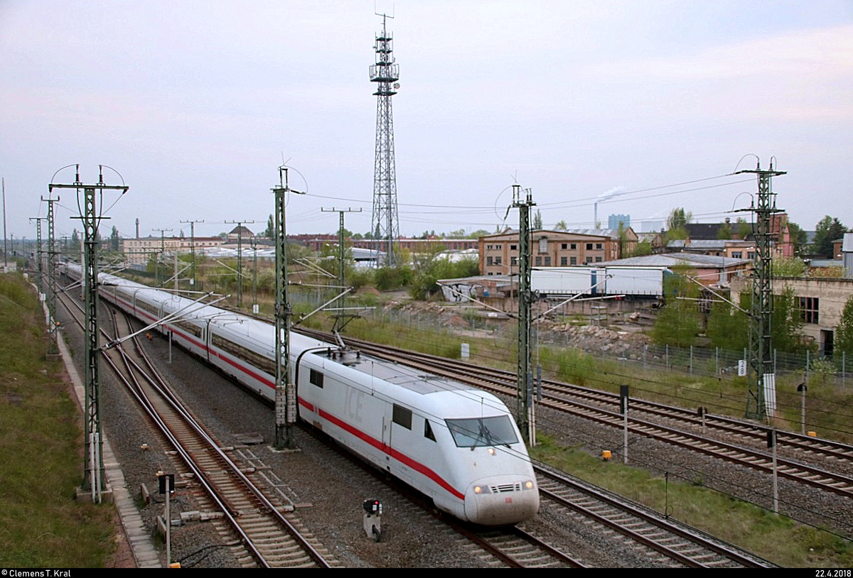 401 ??? als ICE 704 (Linie 18) von München Hbf nach Hamburg-Altona fährt in Halle-Ammendorf auf der Neubaustrecke Erfurt–Leipzig/Halle (KBS 580). Aufgenommen von der Fußgängerbrücke nahe der Europachaussee. [22.4.2018 | 19:01 Uhr]