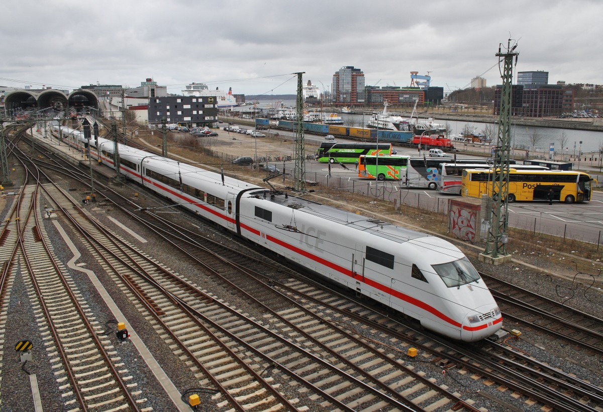 401 002-1 ist am 20.3.2016 als ICE77 von Kiel Hbf. nach Zürich HB unterwegs und verlässt hier den Startbahnhof.