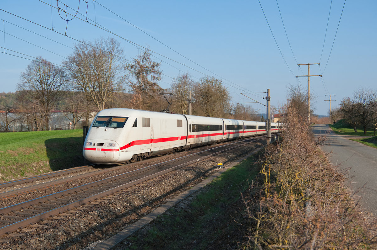 401 002  Crailsheim  mit einem unbekannten ICE bei Neustadt a. Aisch Richtung Würzburg, 30.03.2019