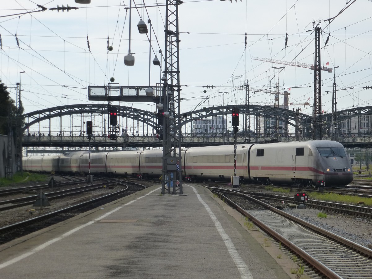 401 004-7  Mhldorf am Inn  hat hier am 22.09.2013 Einfahrt in den Mnchner Hbf als ICE nach Oldenburg