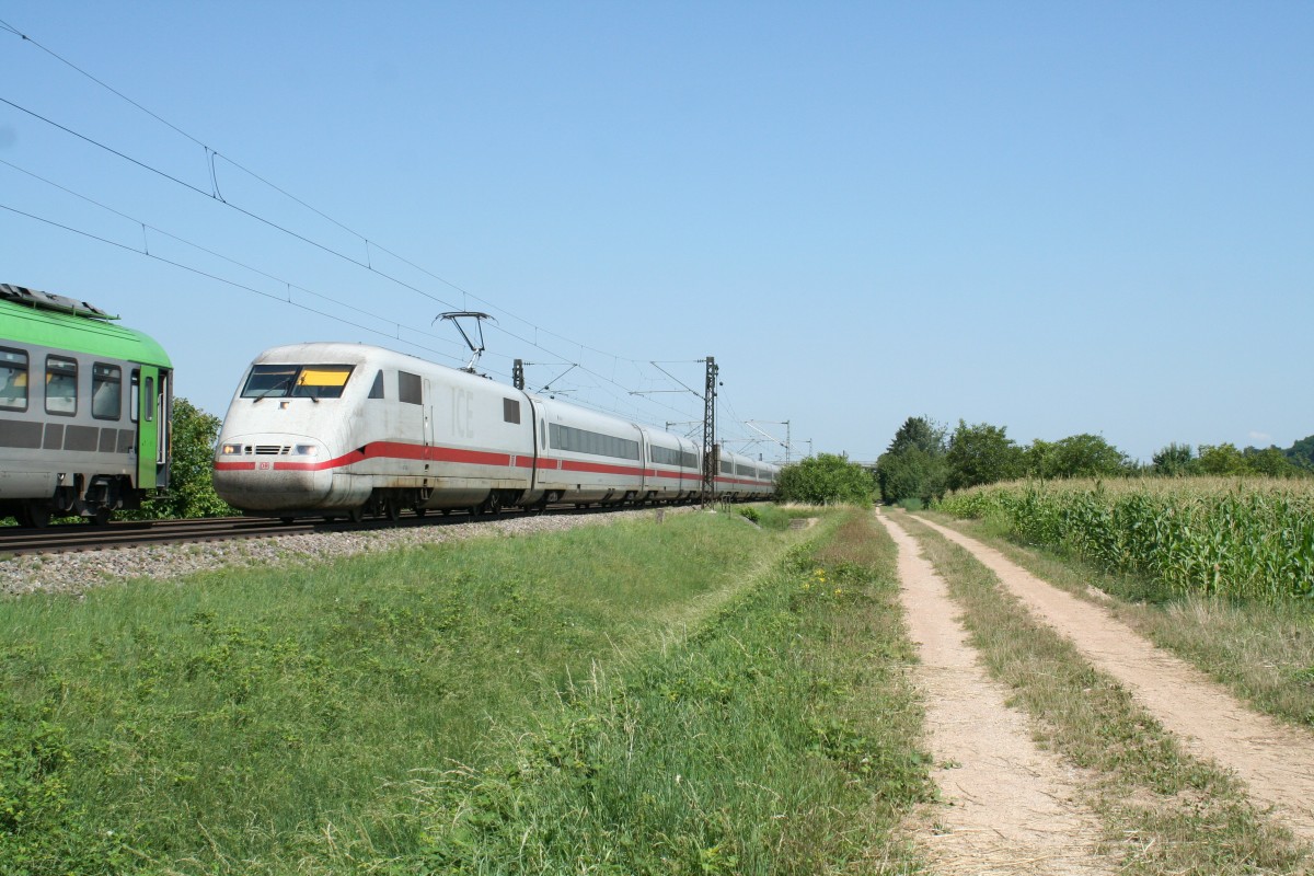 401 006-2 als ICE 71 von Hamburg Altona nach Basel SBB am Vormittag des 05.08.13 kurz vor der Einfahrt in M�llheim (Baden).
Auf Grund einer liegengebliebenen RoLa vor der n�rdlichen Einfahrt in M�llheim musste alles �ber das Gegengleis geleitet werden, was erhebliche Behinderungen im Betriebsablauf mit sich brachte.
Wie alle Z�ge an diesem Tag kam der ICE 71 nicht p�nktlich ans Ziel. Zum Zeitpunkt der Aufnahme betrug die Versp�tung 15-20 Minuten.