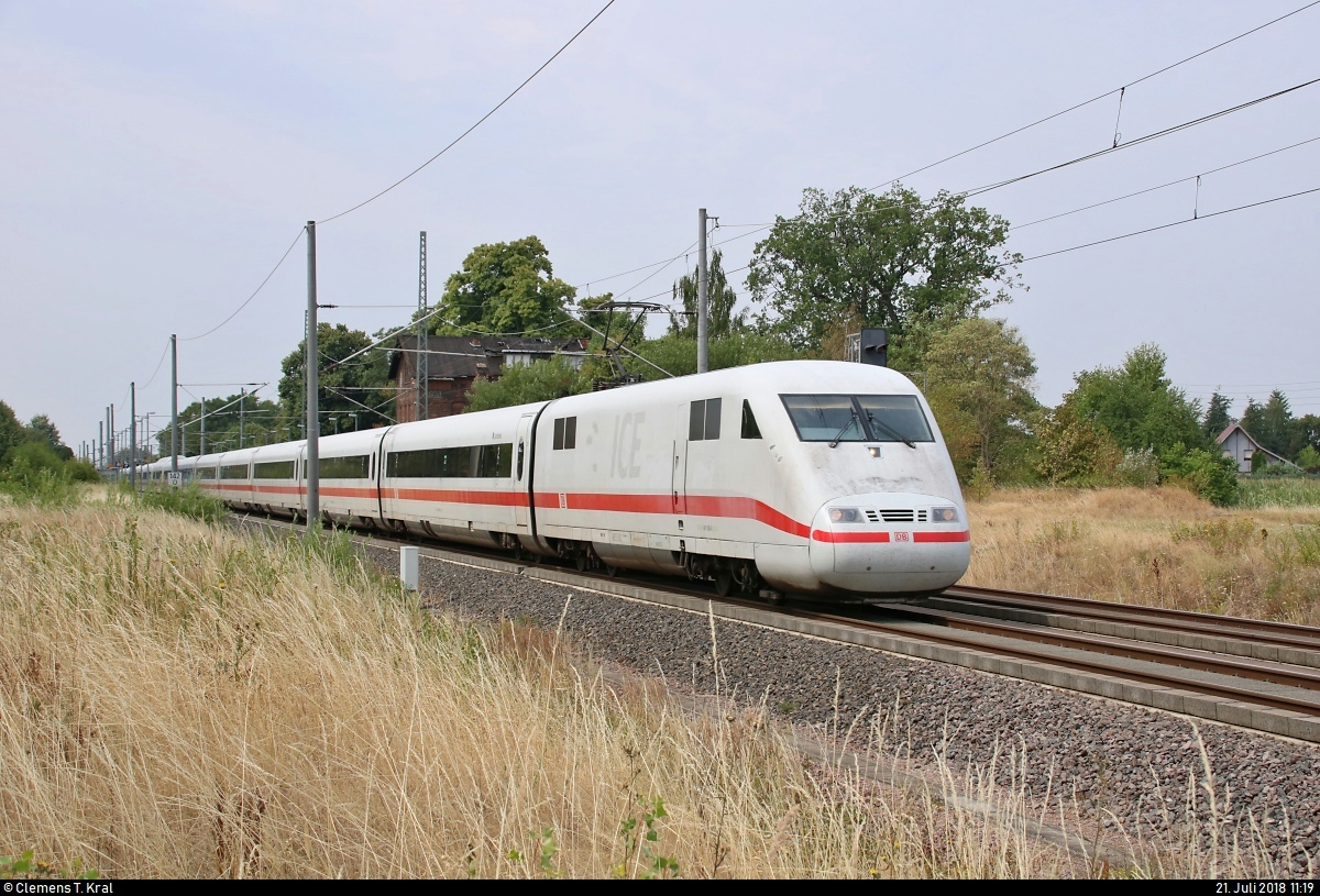 401 008-8 (Tz 108  Lichtenfels ) als ICE 802 (Linie 18) von München Hbf nach Hamburg-Altona fährt in Brehna auf der Bahnstrecke Berlin–Halle (KBS 250).
[21.7.2018 | 11:19 Uhr]
