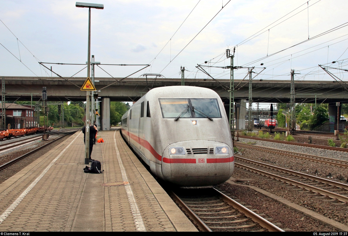401 009-6 (Tz 160  Mülheim an der Ruhr ) als verspäteter ICE 773 (Linie 22) von Hamburg-Altona nach Stuttgart Hbf verlässt den Bahnhof Hamburg-Harburg abweichend auf Gleis 5.
Irgendwie scheint der Laternenmast links des Zuges nicht gerade zu sein.
[5.8.2019 | 17:37 Uhr]