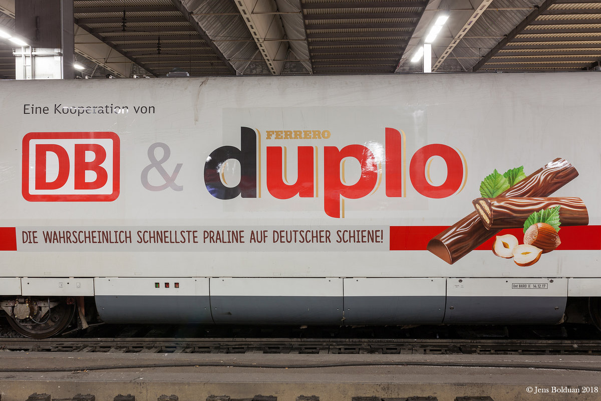 401 012 / 512 ist als ICE 691 von Berlin kommend in München Hbf eingetroffen. Er trägt die noch recht frische Beklebung des Werbepartners Ferrero und wird daher als  Duplo-ICE  bezeichnet. MH 20.01.2018