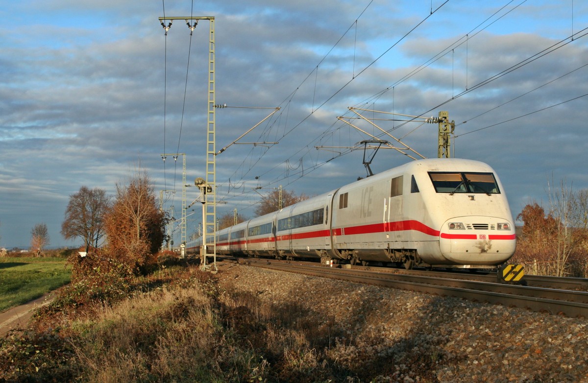 401 012-0 verl�sst als ICE 70 von Basel SBB nach Hamburg Altona am Nachmittag des 07.12.13 den Bahnhof M�llheim (Baden).