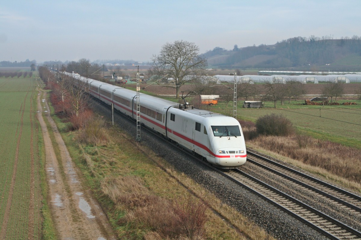 401 013-8 als ICE 71 von Hamburg-Altona nach Basel SBB am Mittag des 18.01.14 bei Hgelheim.