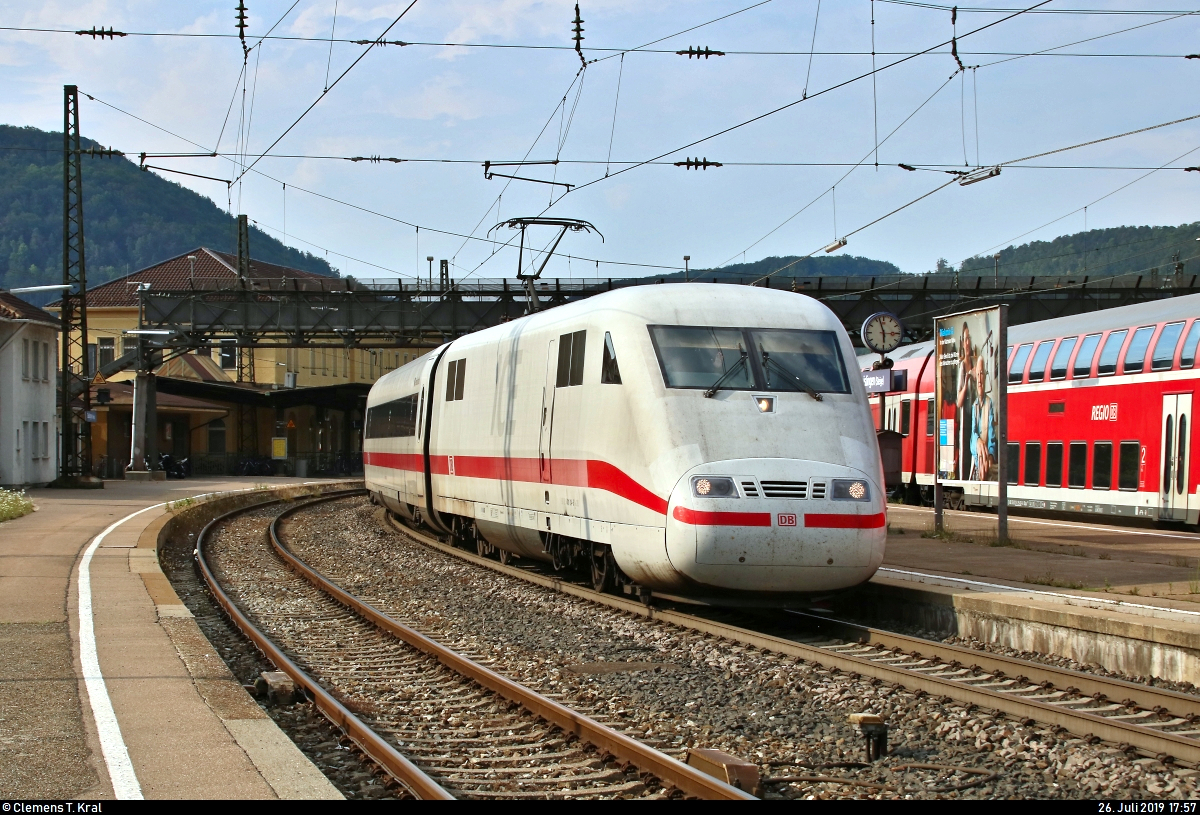 401 014-6 (Tz 114  Friedrichshafen ) als ICE 599 (Linie 11) von Hamburg-Altona nach München Hbf durchfährt den Bahnhof Geislingen(Steige) auf der Bahnstrecke Stuttgart–Ulm (Filstalbahn | KBS 750).
[26.7.2019 | 17:57 Uhr]